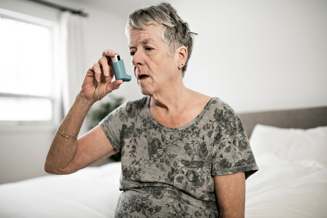 Чем болеют старые люди. Старые больные женщины. Знаменитости с астмой. Больной астмой картинка.