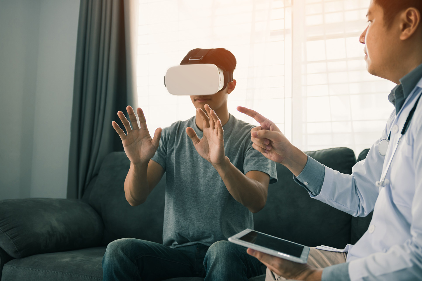 Врач снимал на камеру. Врачи будут использовать VR-очки на работе. Мужчина в виртуальных очках на диване. Doctor using Tablet. Помощь пациенту носящему очки.